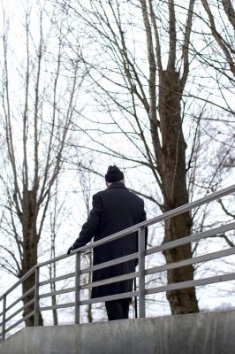 full-shot-elderly-man-taking-stroll